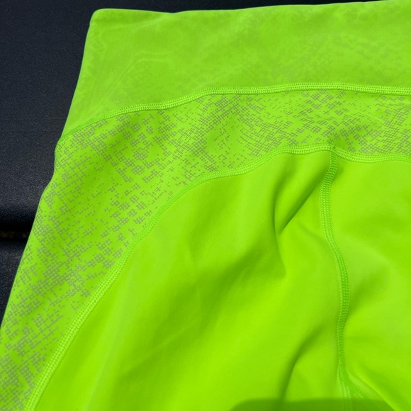 Athleta Stay Fly 9" Bike Short Neon Yellow Womens XS NWOT - Picture 9 of 13